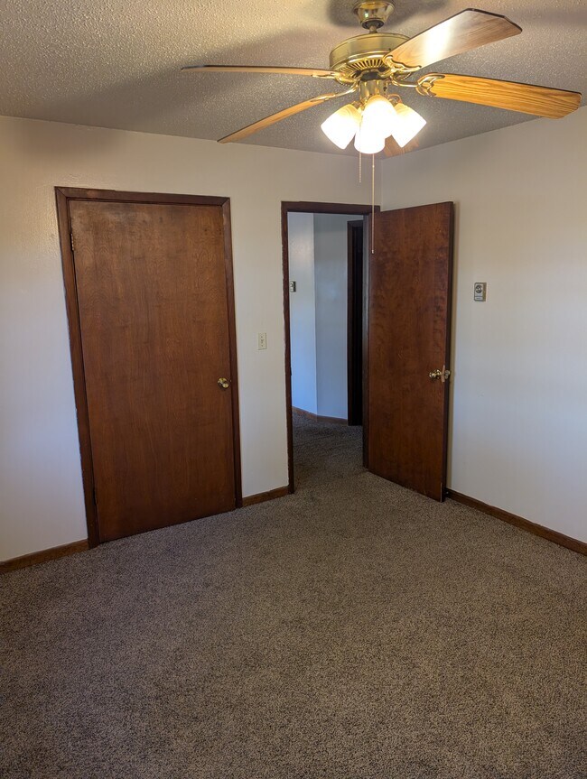 Foto del edificio - 401 W Walnut St