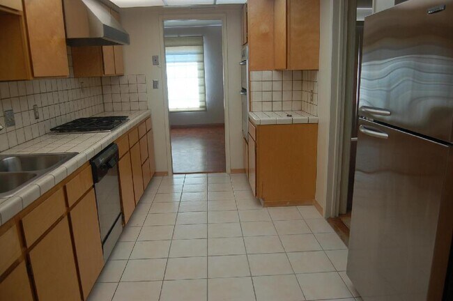 Building Photo - 4 Bedroom 2 Bath Home in College Area near...