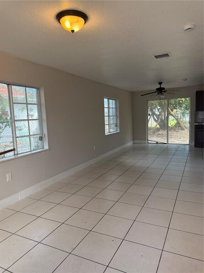 Foto del edificio - 1330 NW 7th Ct