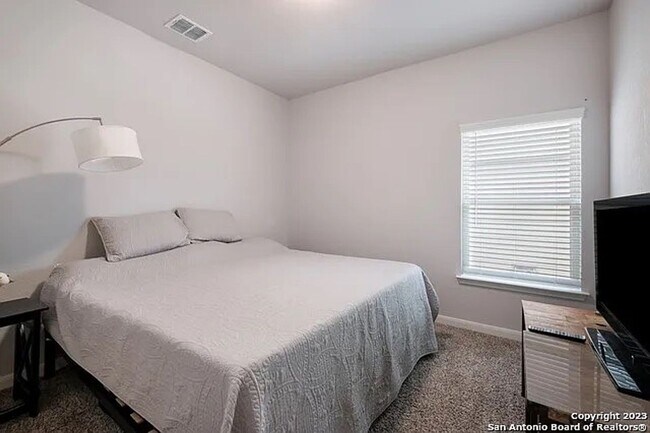 Foto del edificio - CHARMING 4 BEDROOM HOME IN CONVERSE