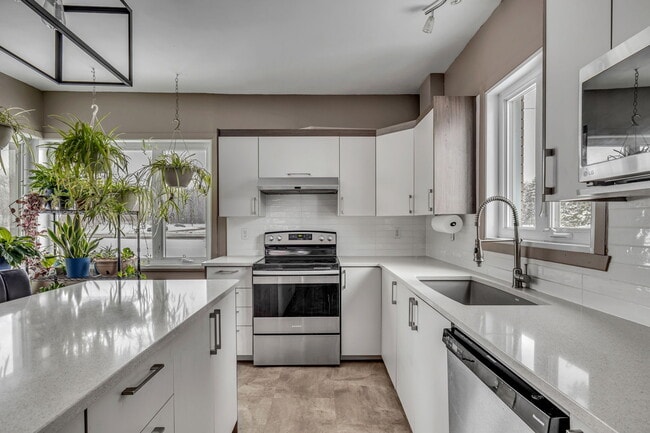 Building Photo - 2391 Boul Laurier