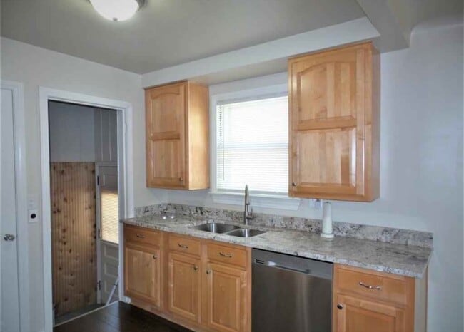 Building Photo - 19104 Kenosha St