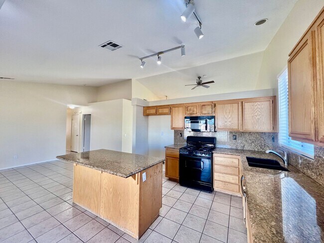 Foto del edificio - AVAILABLE NOW!! LOVELY 3-bedroom 2 bath Home in Indio!