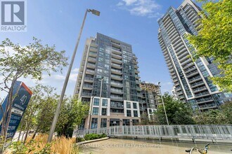 Building Photo - 10 Meadowglen Pl