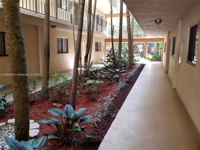 Foto del edificio - 8015 SW 107th Ave
