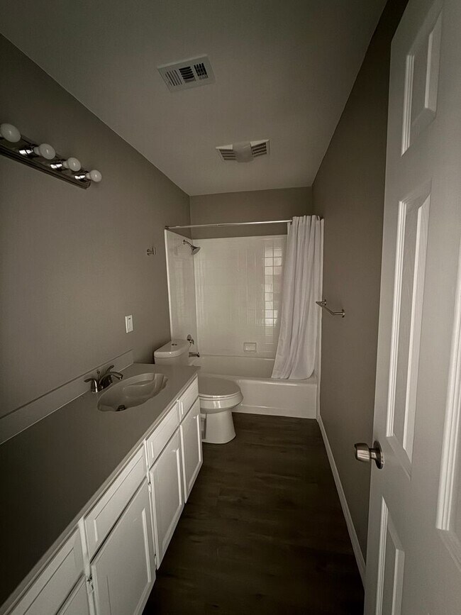 Foto del edificio - 2218 Parkside Dr