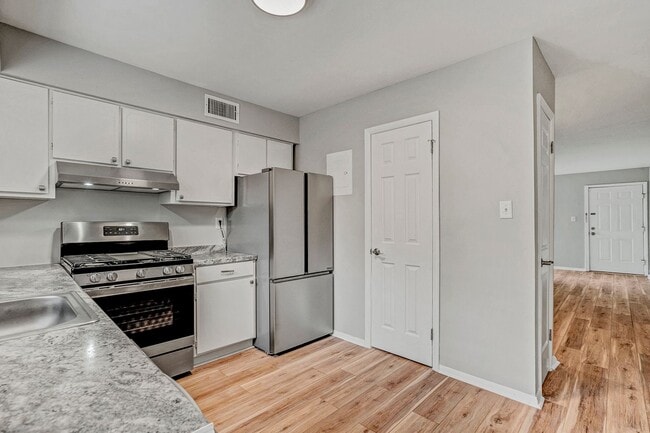 Building Photo - 2 Bed 1.5 bath Condo - Close to UNC!  Beautifully Renovated-MOVE IN READY! $500 off first month's...