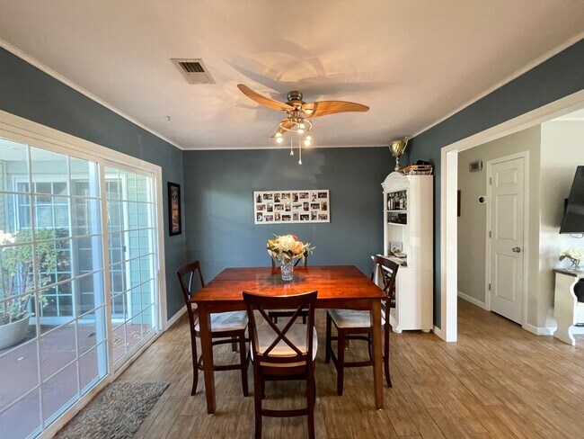 Foto del edificio - Fall in love with this 4 bedroom/ 2 bathroom single family home!