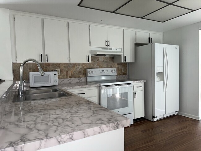 Building Photo - NORTHDALE TOWNHOUSE OVERLOOKING GOLF COURSE