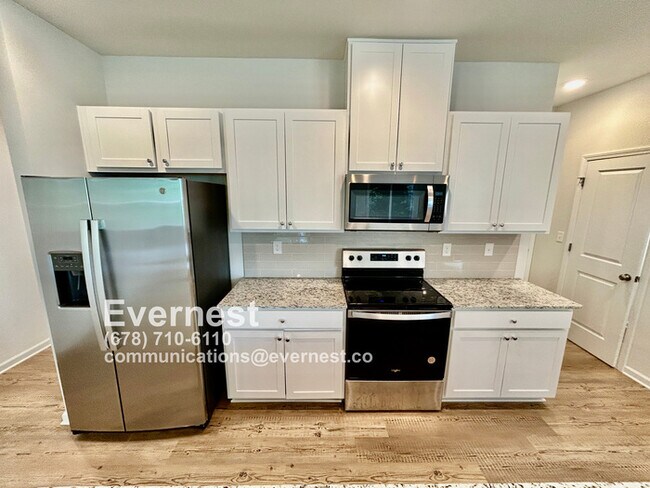 Foto del edificio - 3-Bedroom Home with Large Lawn and Ideal L...