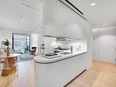 Building Photo - A stylish pied-à-terre, this bright and sp...