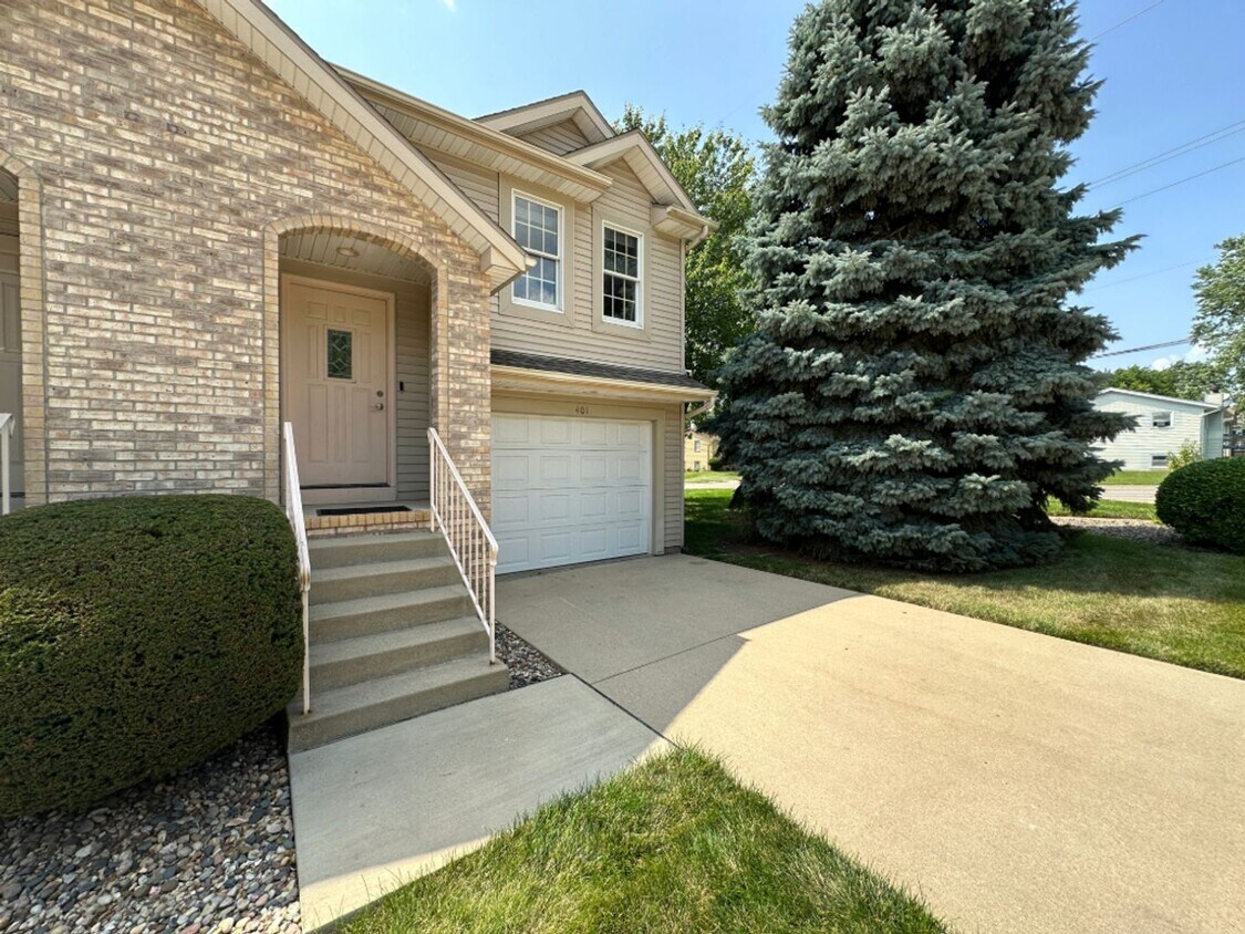 Foto principal - 405 Park Creek Ct