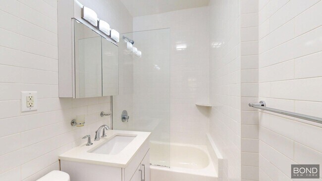 Foto del edificio - 166 W 72nd St