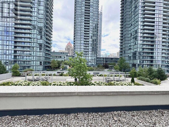 Photo du bâtiment - 4055 Parkside Village Dr