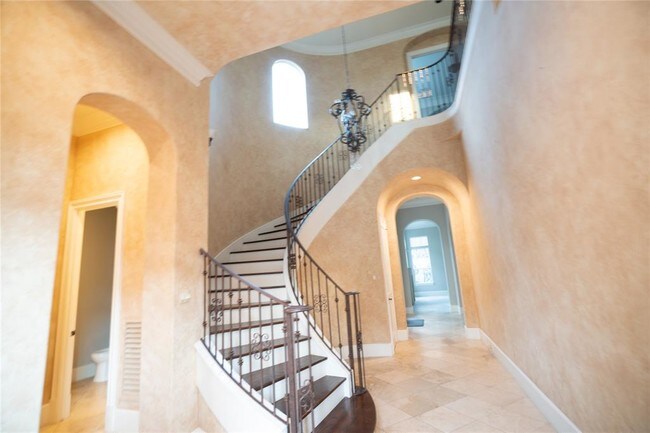 Building Photo - 2706 Tudor Manor