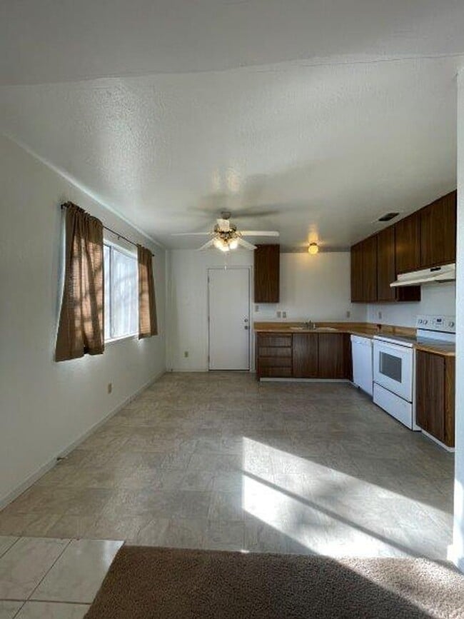 Building Photo - Elk Grove 3 Bed 2 Bath Close to Schools