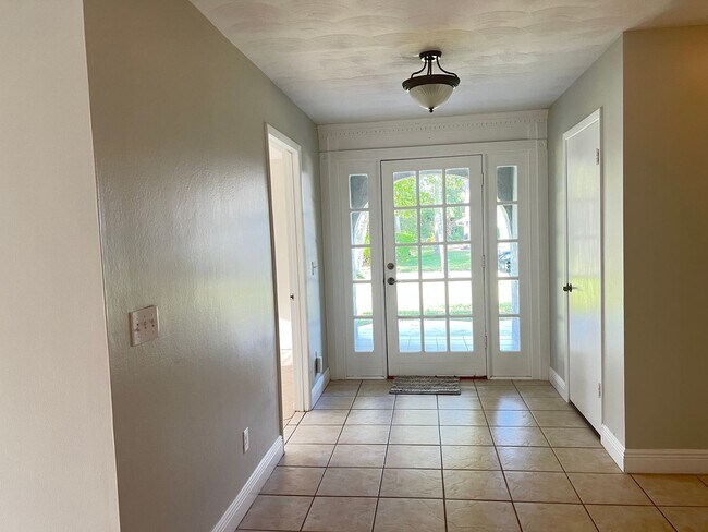 Building Photo - Single Family Pool Home with private fence...