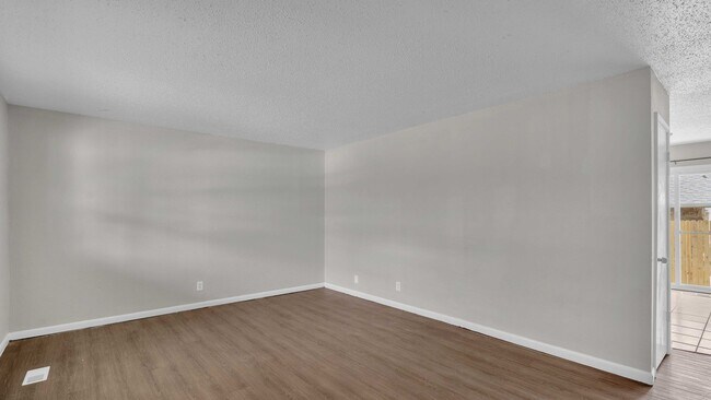 Foto del edificio - E 11th Ct Duplex