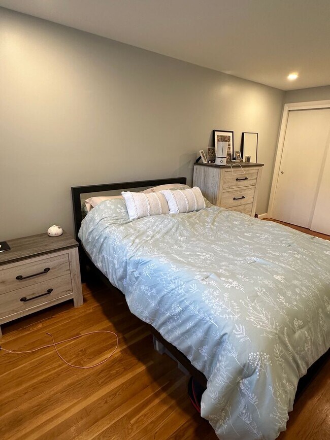 Building Photo - No Broker Fee | 1 Bed with Parking, Pool Access & Heat Included