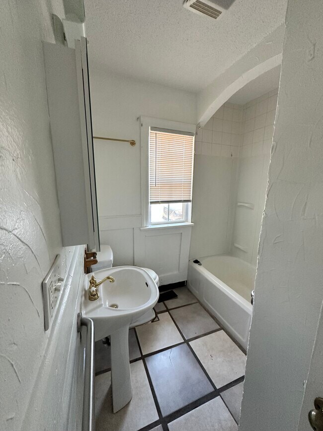 Building Photo - 2412 NW 38th St