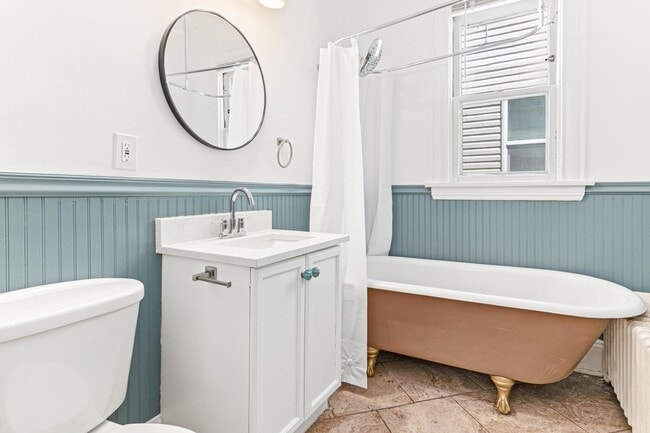 Bathroom with clawfoot tub - 47 Lowry Ave NE