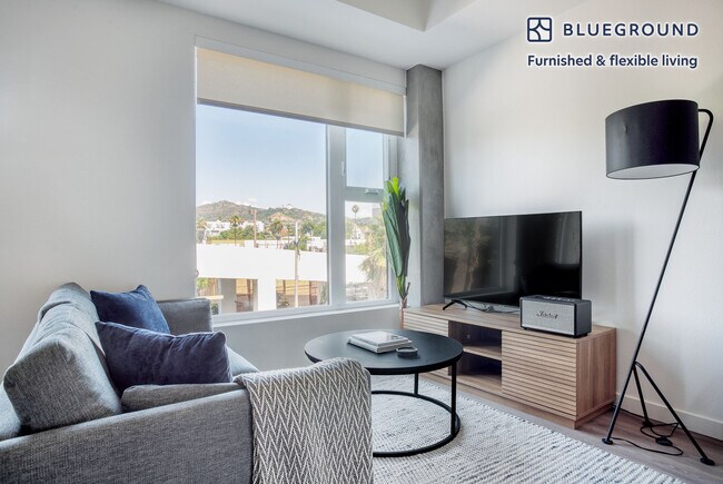 Building Photo - 5620 De Longpre Ave