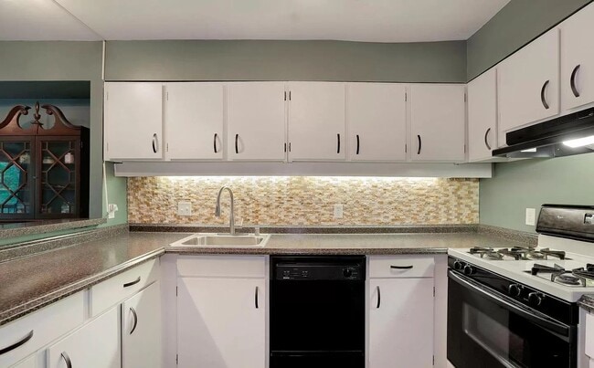 Foto del edificio - 5675 Harpers Farm Rd