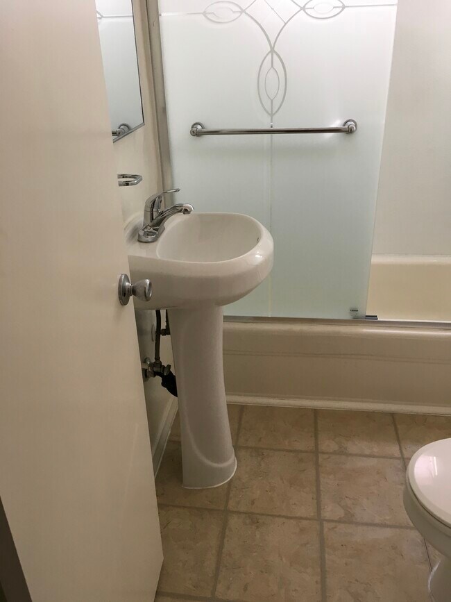Bath - 4124 Grand View Blvd