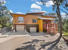 Building Photo - 2 Los Amigos Ct