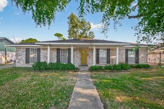 Building Photo - 9218 Rowan Ln