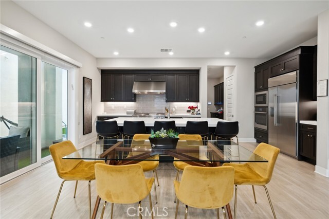 Building Photo - 114 Source
