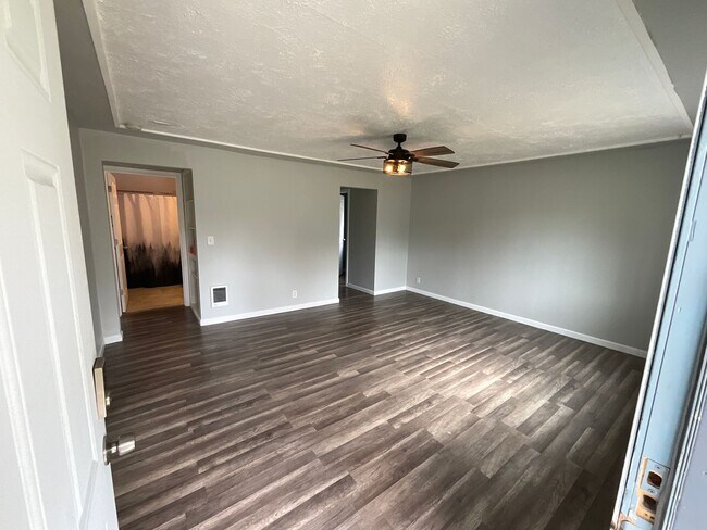 Building Photo - Beautiful 3 Bedroom Home with Big Yard and...