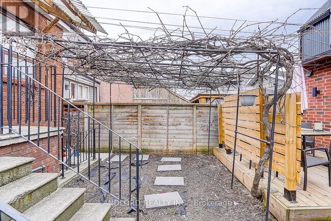 Photo du bâtiment - 96 Wiltshire Ave