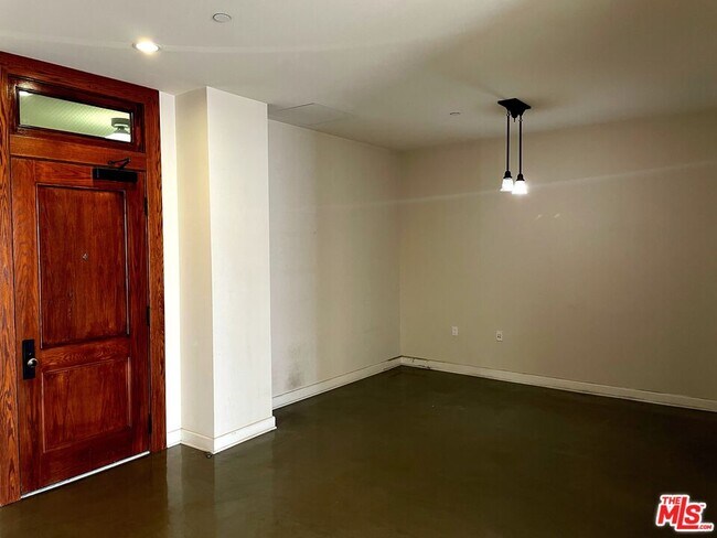 Foto del edificio - 315 W 5th St