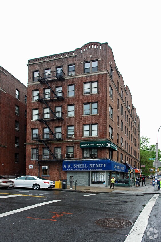 Primary Photo - 577 Isham Street