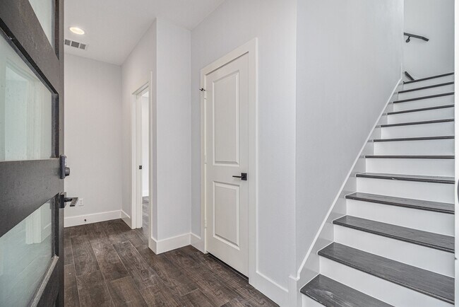 Building Photo - 503 E 34th St