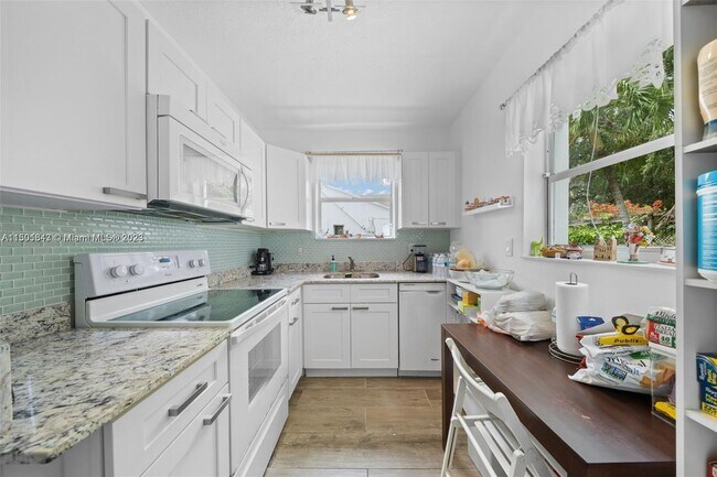 Foto del edificio - 555 NE 70th St