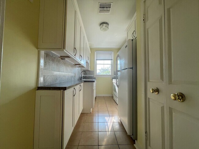 Building Photo - St Charles Ave 1BR with OFF STREET parking...