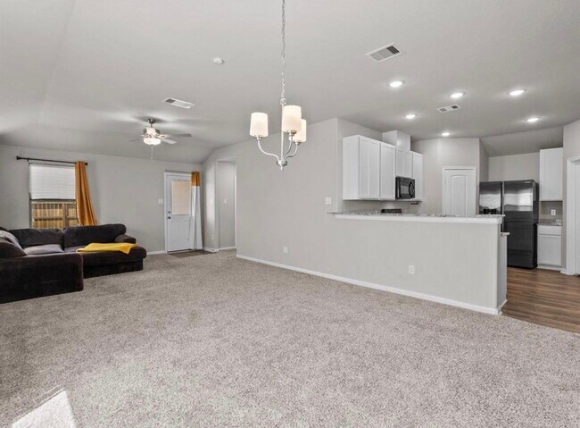 Foto del edificio - 5339 CJ Walker Ln