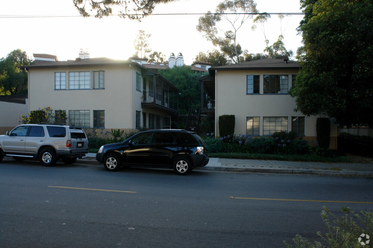 Building Photo - Villa Pines