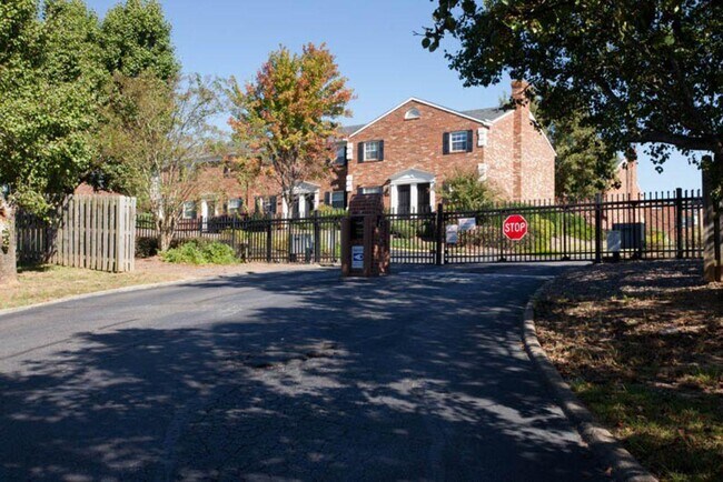 Building Photo - 2649 Berkshire Rd