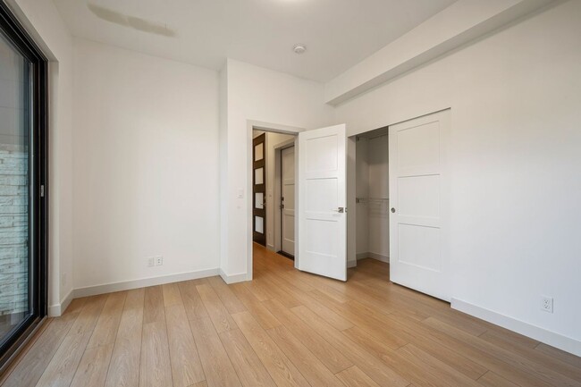 Foto del edificio - Available Soon!