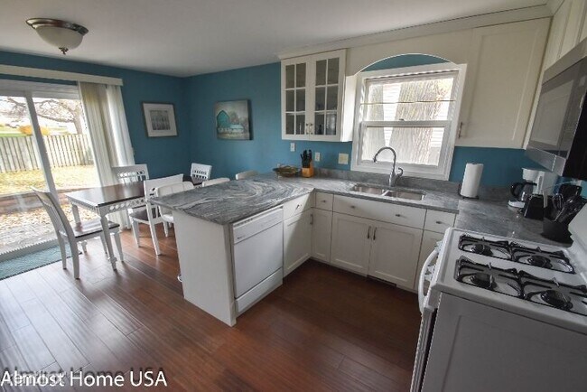 Foto del edificio - 3 br, 1.5 bath Townhome - 10** Coppens Rd