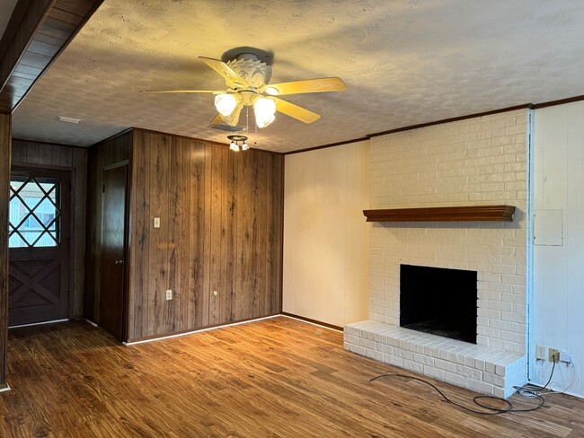 Building Photo - 2321 McKenzie Dr