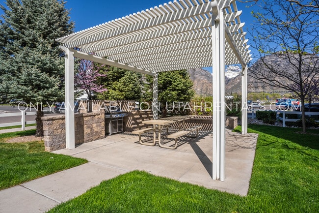 Building Photo - 1955 N 550 W