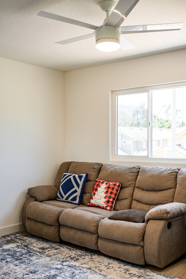 Building Photo - Luxe Spacious Home Near Parks Fully Equipped