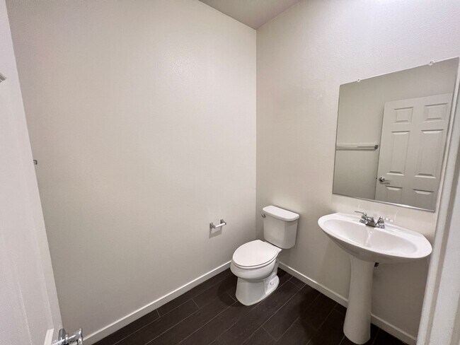 Foto del edificio - Stylish 2 Bedroom 2.5 Bath Townhouse in Sa...