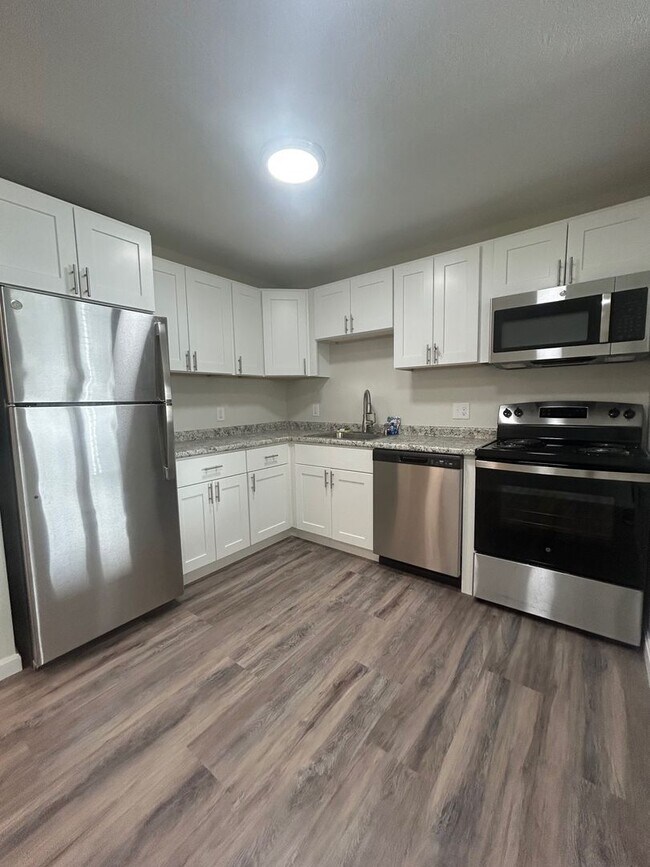 Building Photo - Renovated 2 Bedroom in Rochester NH!
