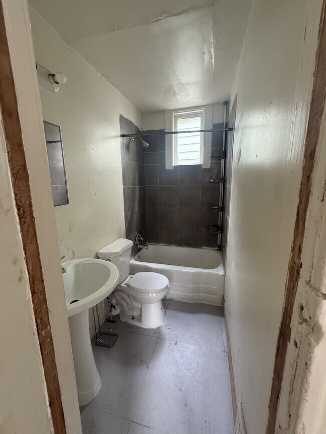 Foto del edificio - 1 Bedroom, 1 Bath Lower-Front Unit