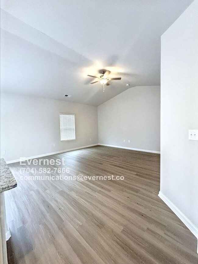 Building Photo - 124 Lightning Dr
